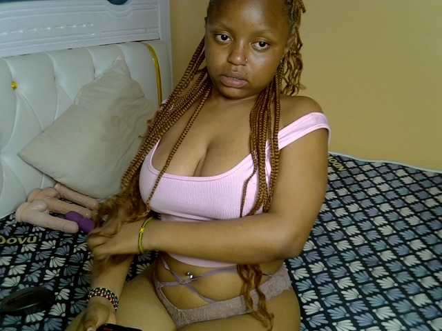 PetitePeachyy live cam on BongaCams
