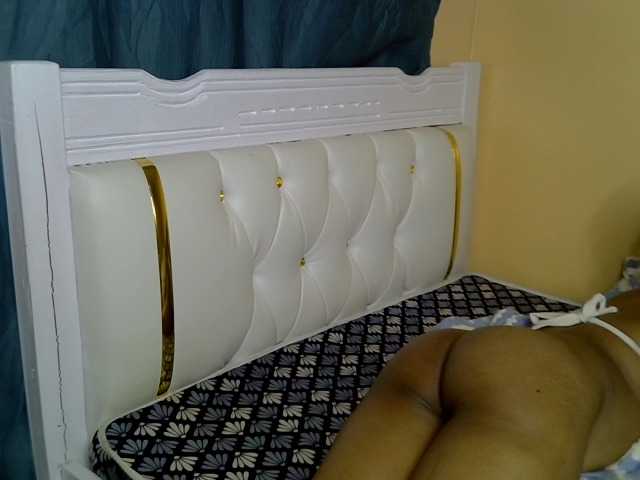 PetitePeachyy live cam on BongaCams