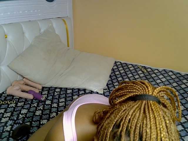 PetitePeachyy live cam on BongaCams