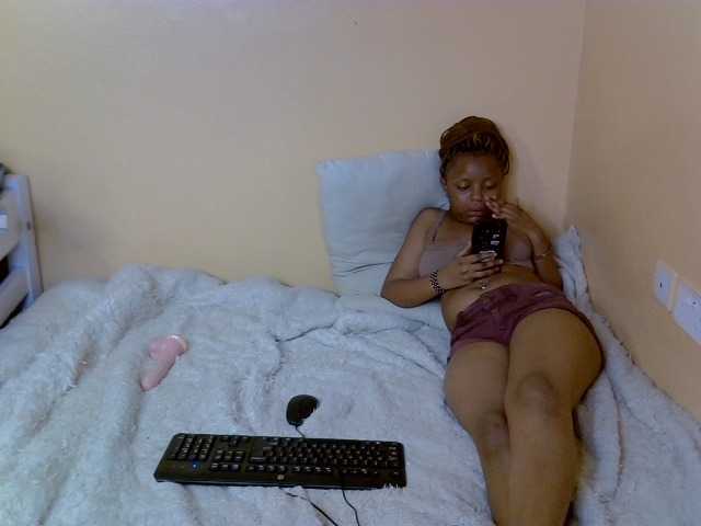 PetitePeachyy live cam on BongaCams