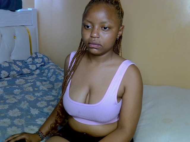 PetitePeachyy webcam bongacams model stream image
