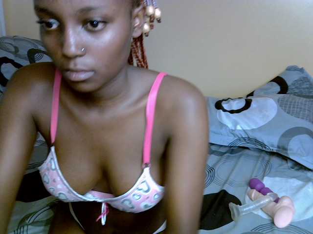 PetiteAlluree live cam on BongaCams
