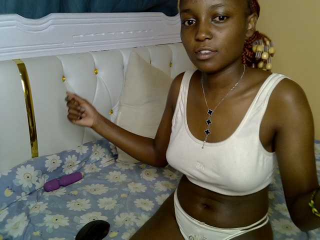 PetiteAlluree live cam on BongaCams