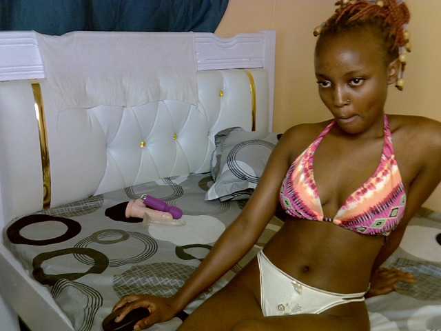 PetiteAlluree live cam on BongaCams
