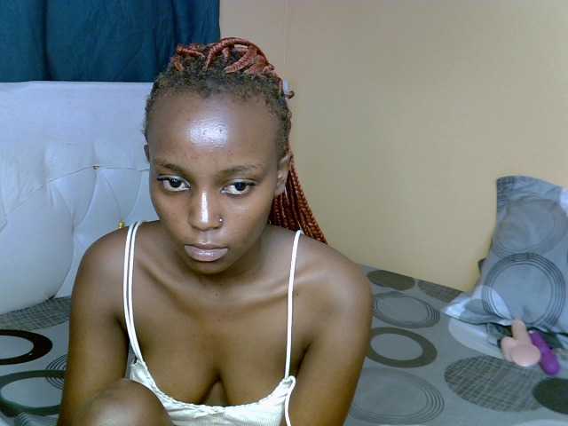 PetiteAlluree live cam on BongaCams