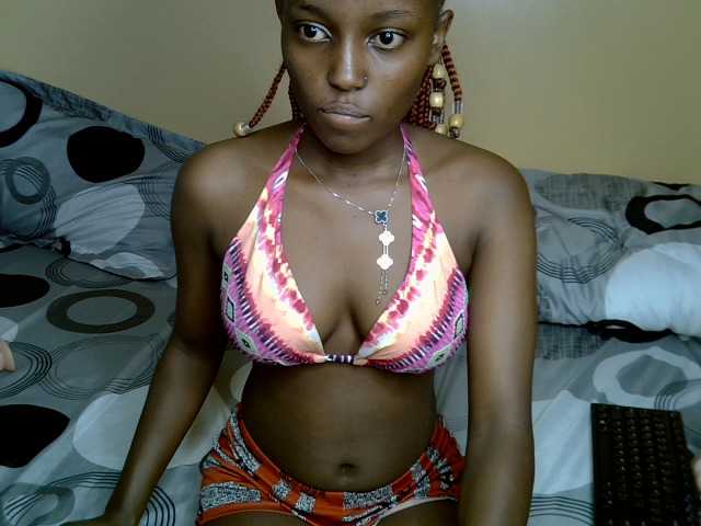 PetiteAlluree live cam on BongaCams