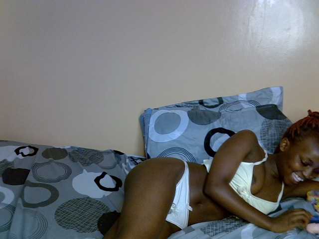 PetiteAlluree live cam on BongaCams