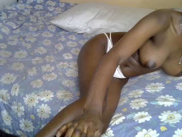 PetiteAlluree live cam on BongaCams