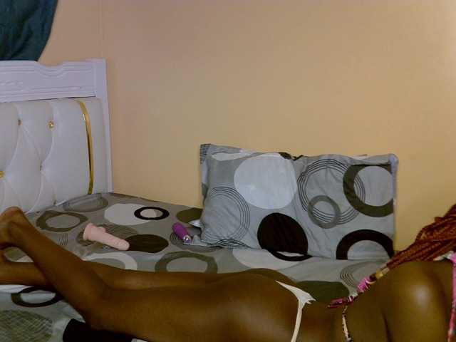 PetiteAlluree live cam on BongaCams