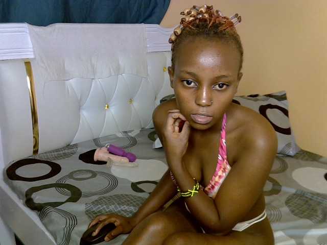 PetiteAlluree live cam on BongaCams