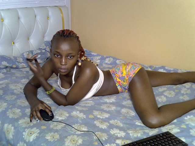 PetiteAlluree live cam on BongaCams
