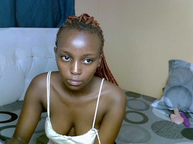 PetiteAlluree live cam on BongaCams
