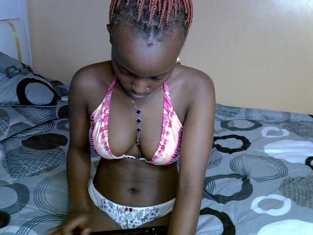 PetiteAlluree live cam on BongaCams