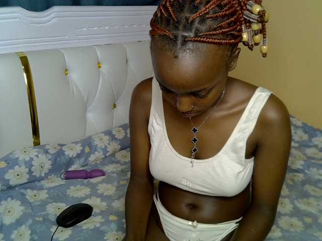 PetiteAlluree live cam on BongaCams