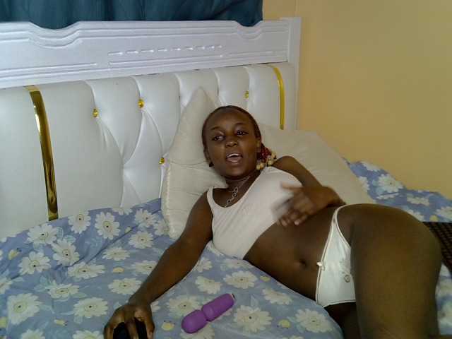 PetiteAlluree live cam on BongaCams