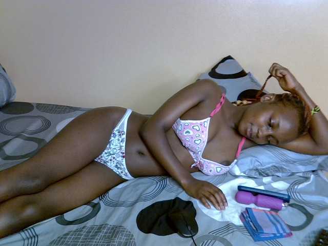 PetiteAlluree live cam on BongaCams