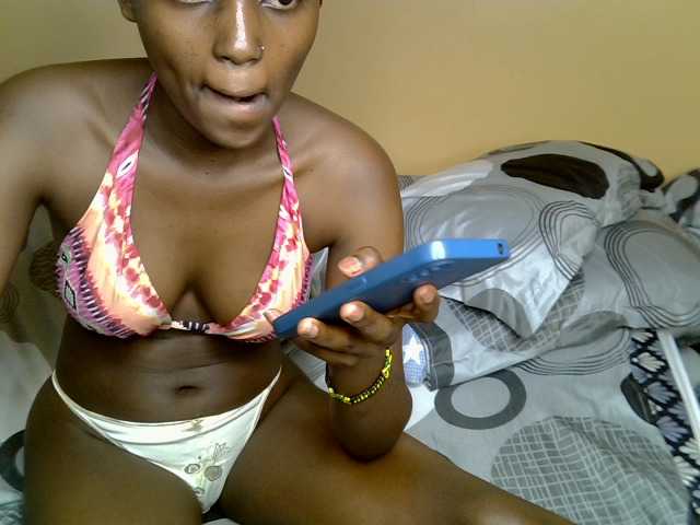PetiteAlluree live cam on BongaCams