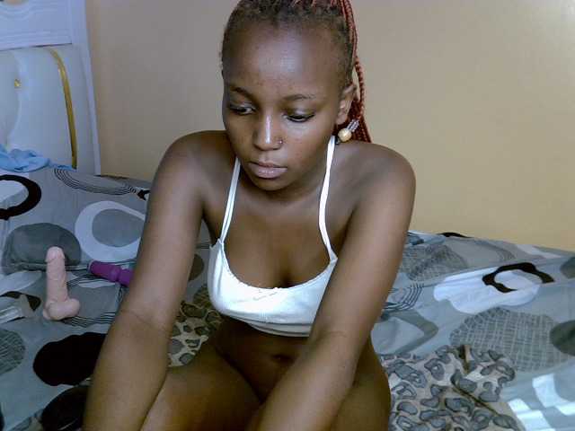 PetiteAlluree live cam on BongaCams