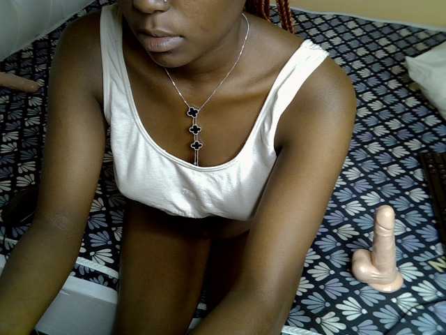 PetiteAlluree live cam on BongaCams