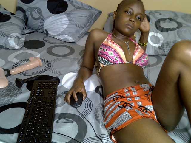 PetiteAlluree live cam on BongaCams