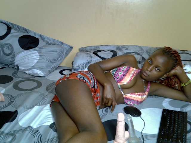 PetiteAlluree live cam on BongaCams