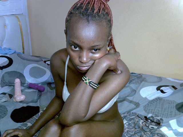 PetiteAlluree live cam on BongaCams