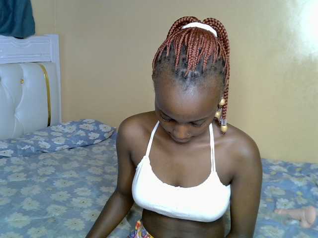 PetiteAlluree live cam on BongaCams