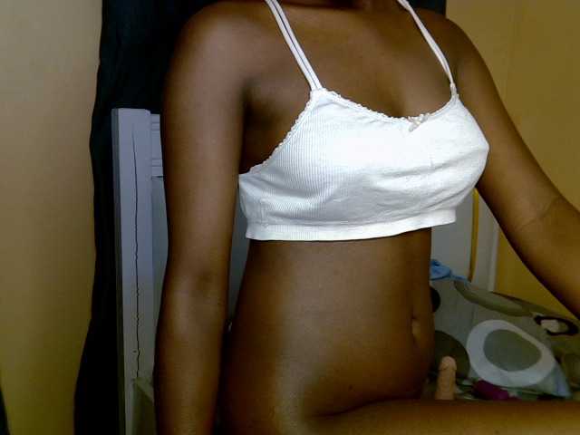 PetiteAlluree live cam on BongaCams