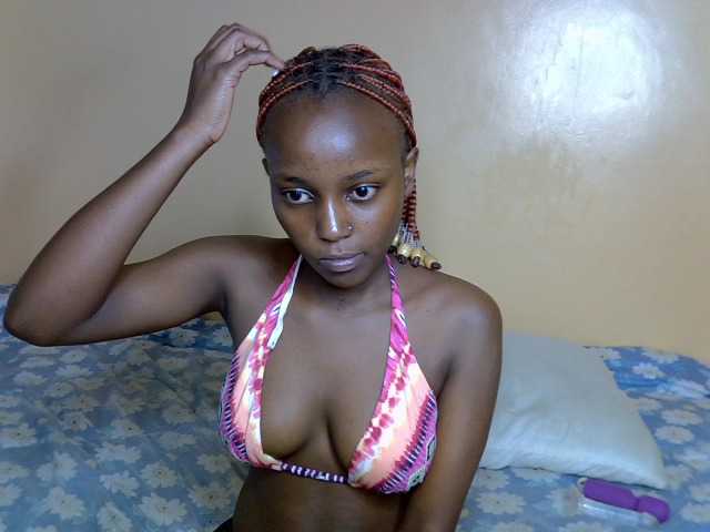 PetiteAlluree live cam on BongaCams