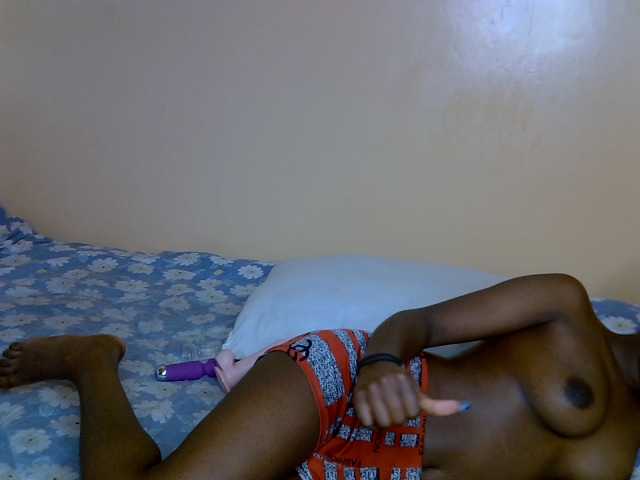 PetiteAlluree live cam on BongaCams