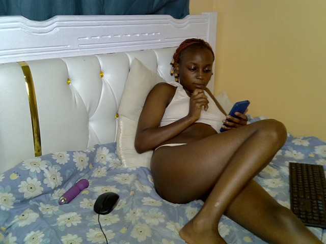 PetiteAlluree live cam on BongaCams