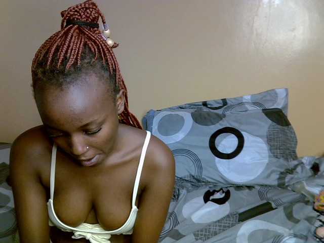 PetiteAlluree live cam on BongaCams