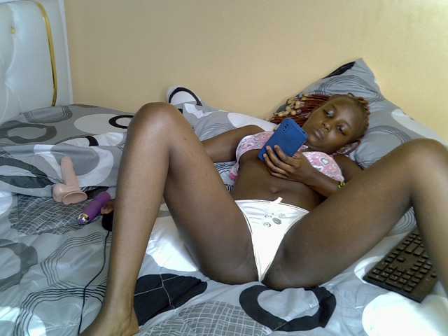 PetiteAlluree live cam on BongaCams