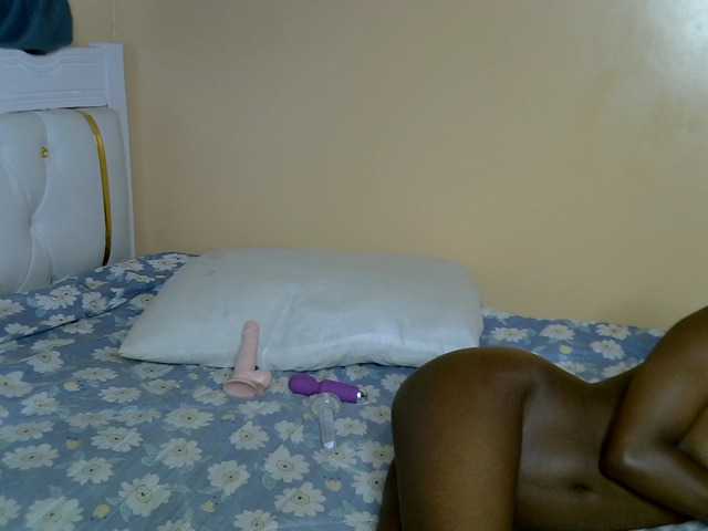 PetiteAlluree live cam on BongaCams