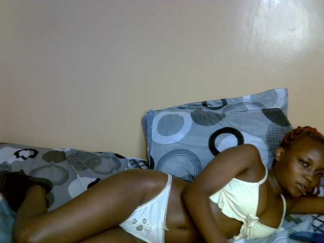 PetiteAlluree live cam on BongaCams