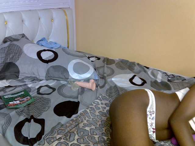 PetiteAlluree live cam on BongaCams