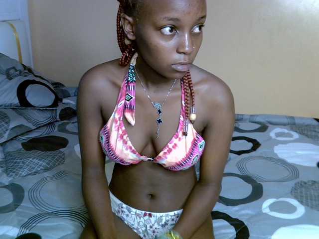 PetiteAlluree live cam on BongaCams