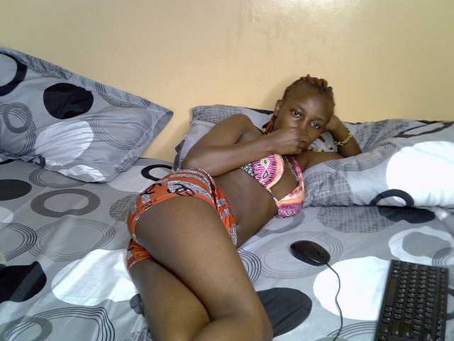 PetiteAlluree live cam on BongaCams