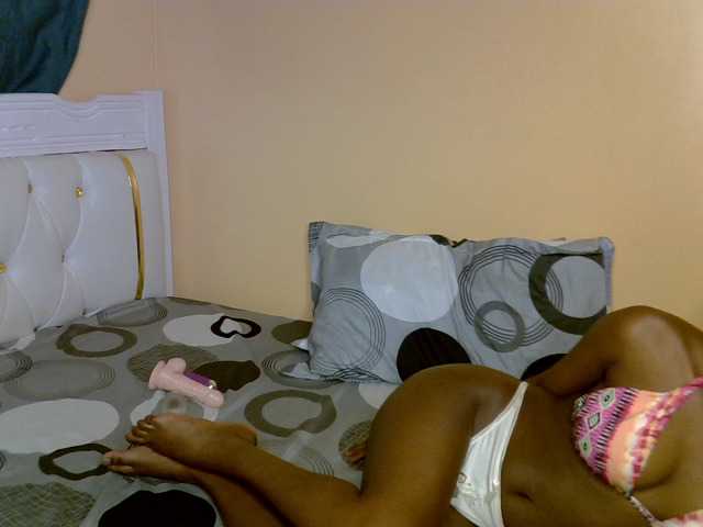 PetiteAlluree live cam on BongaCams