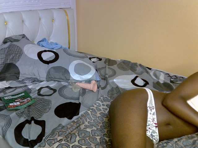 PetiteAlluree live cam on BongaCams