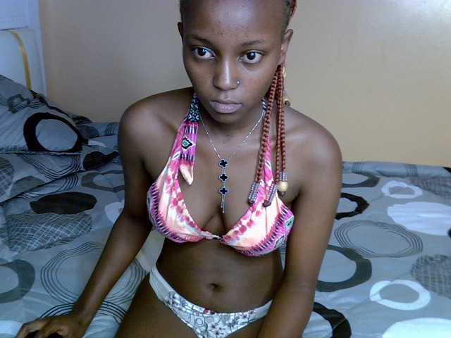 PetiteAlluree live cam on BongaCams