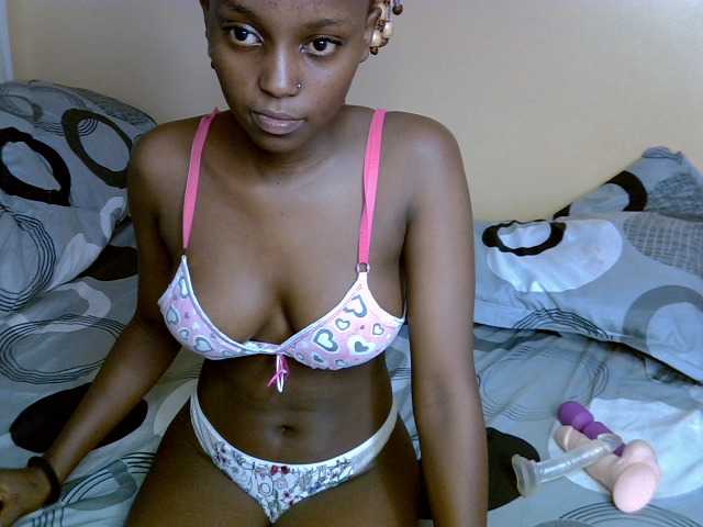 PetiteAlluree live cam on BongaCams