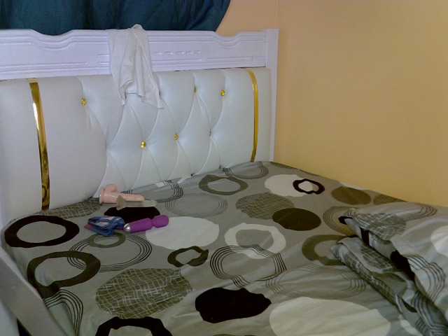 PetiteAlluree live cam on BongaCams