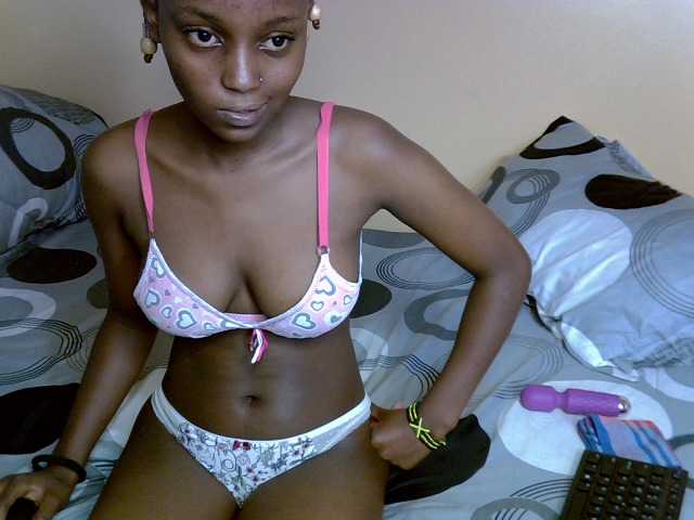 PetiteAlluree live cam on BongaCams