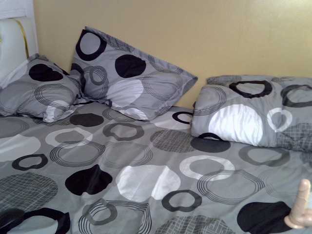 PetiteAlluree live cam on BongaCams