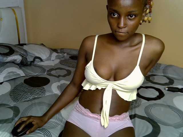 PetiteAlluree live cam on BongaCams