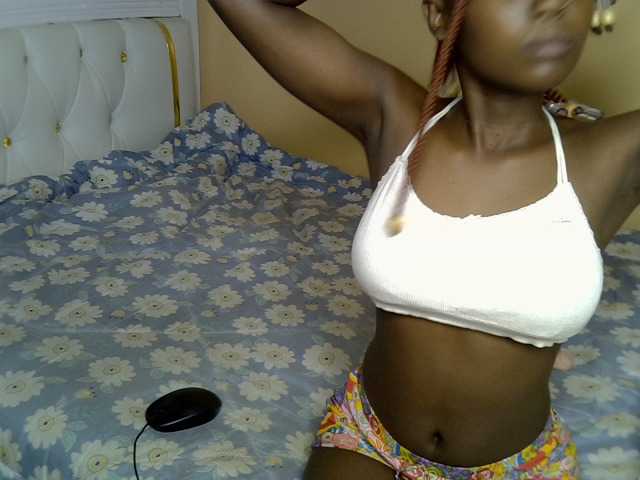 PetiteAlluree live cam on BongaCams