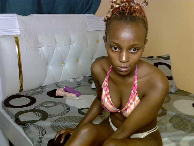 PetiteAlluree live cam on BongaCams