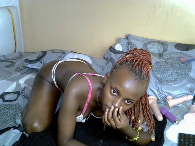 PetiteAlluree live cam on BongaCams