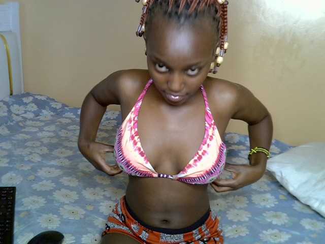 PetiteAlluree live cam on BongaCams